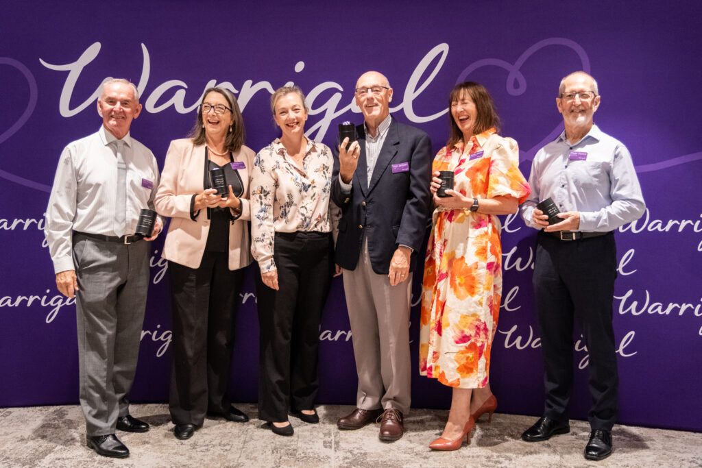 Заменик-претседателот, Роџер Даунс ОАМ, на сликата со другите членови на одборот на Воригал