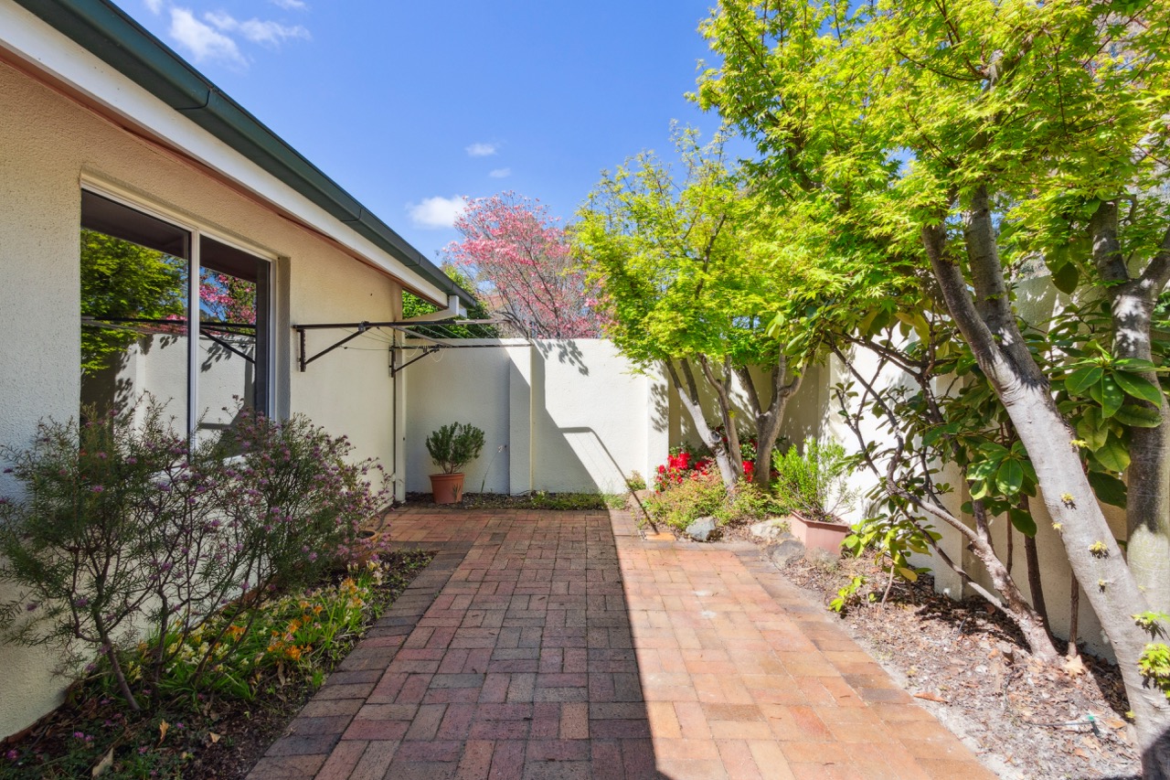 Curtea din satul comunitar Warrigal Hughes
