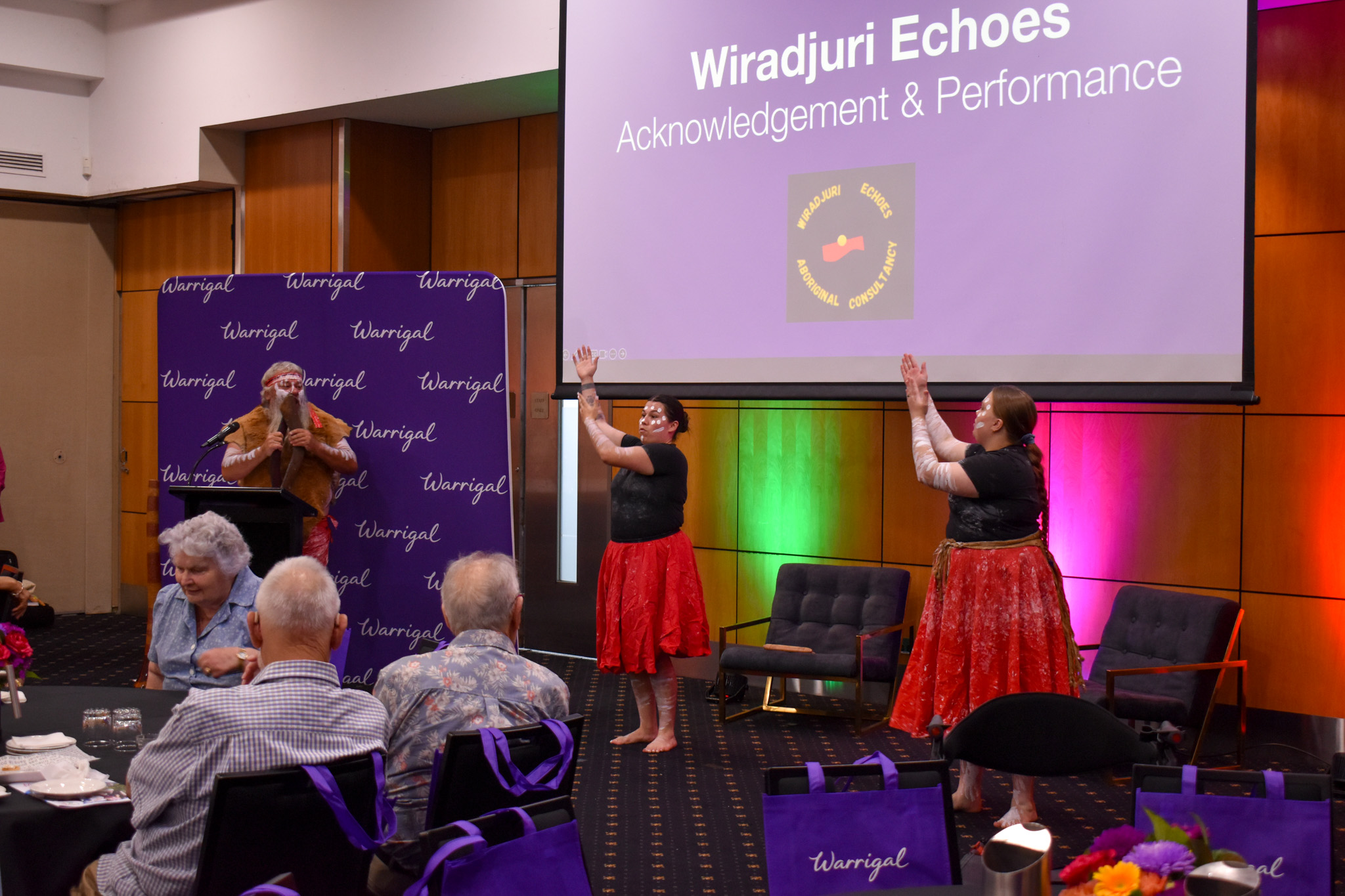 Die Aborigine-Gruppe Wiradjuri Echoes führt traditionelle Tänze auf