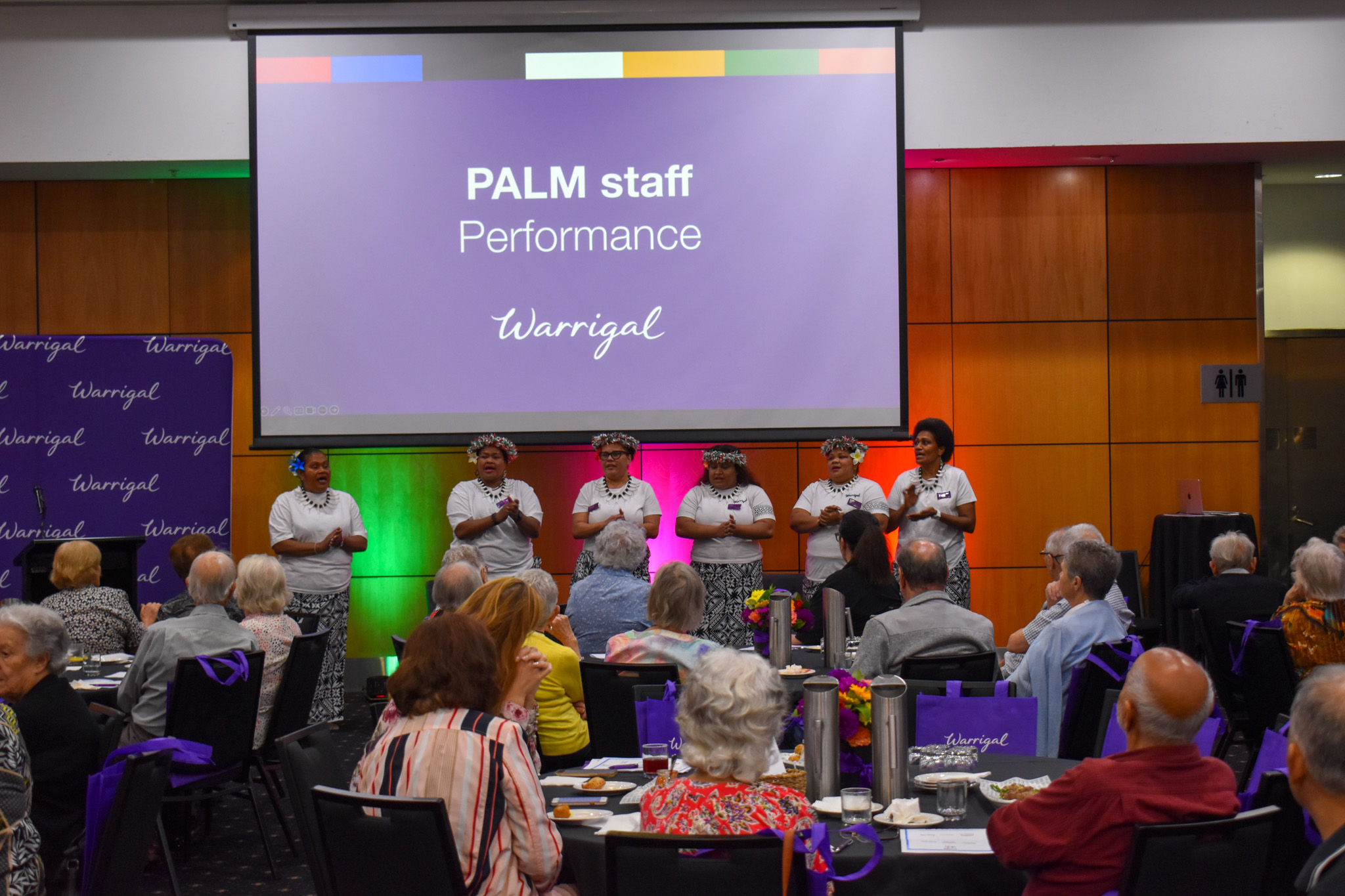 Warrigal-Fidschi-Stab singt traditionelle Lieder