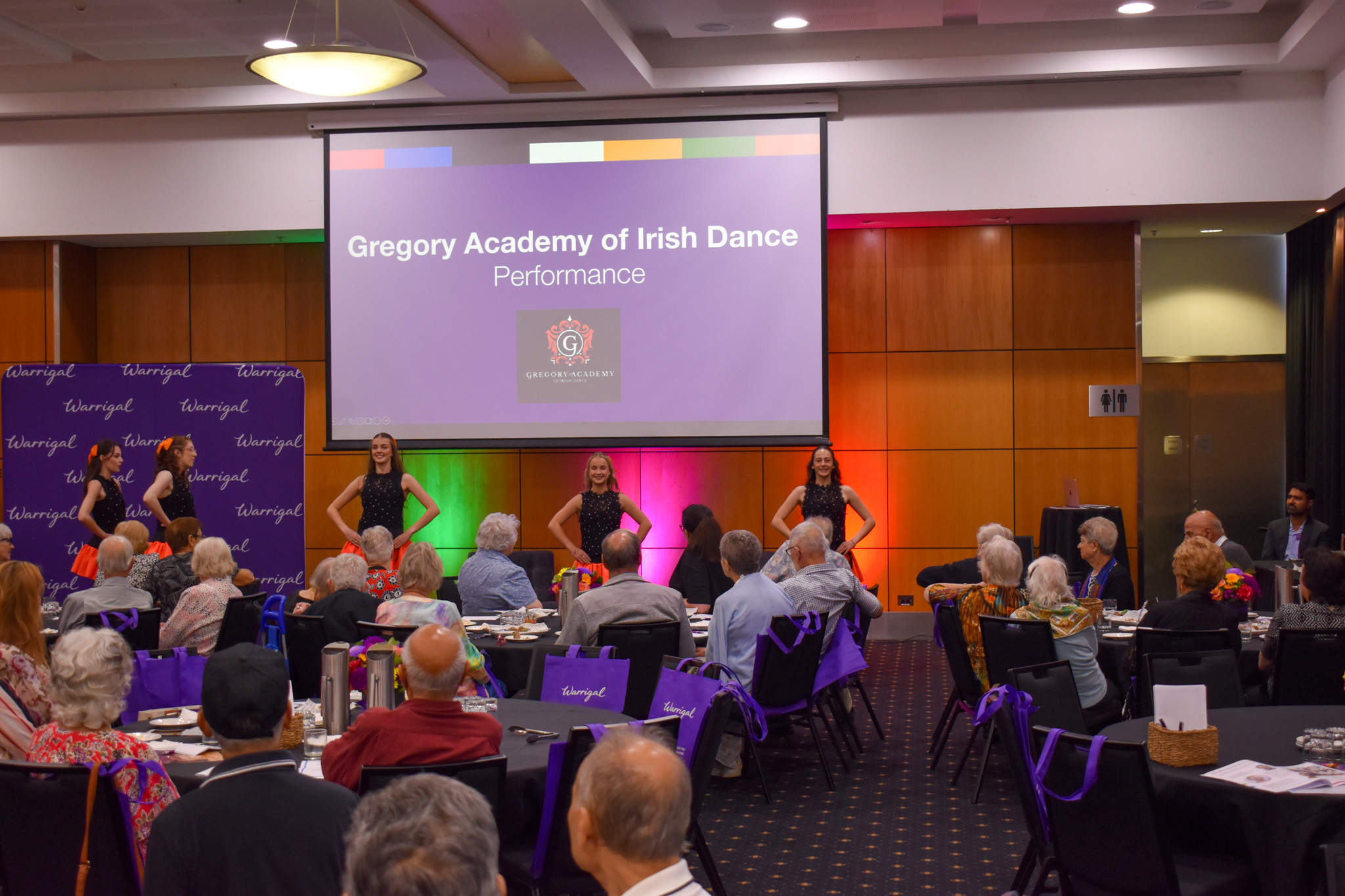 Eine Gruppe der Gregory Academy of Irish Dance führt traditionellen irischen Tanz auf