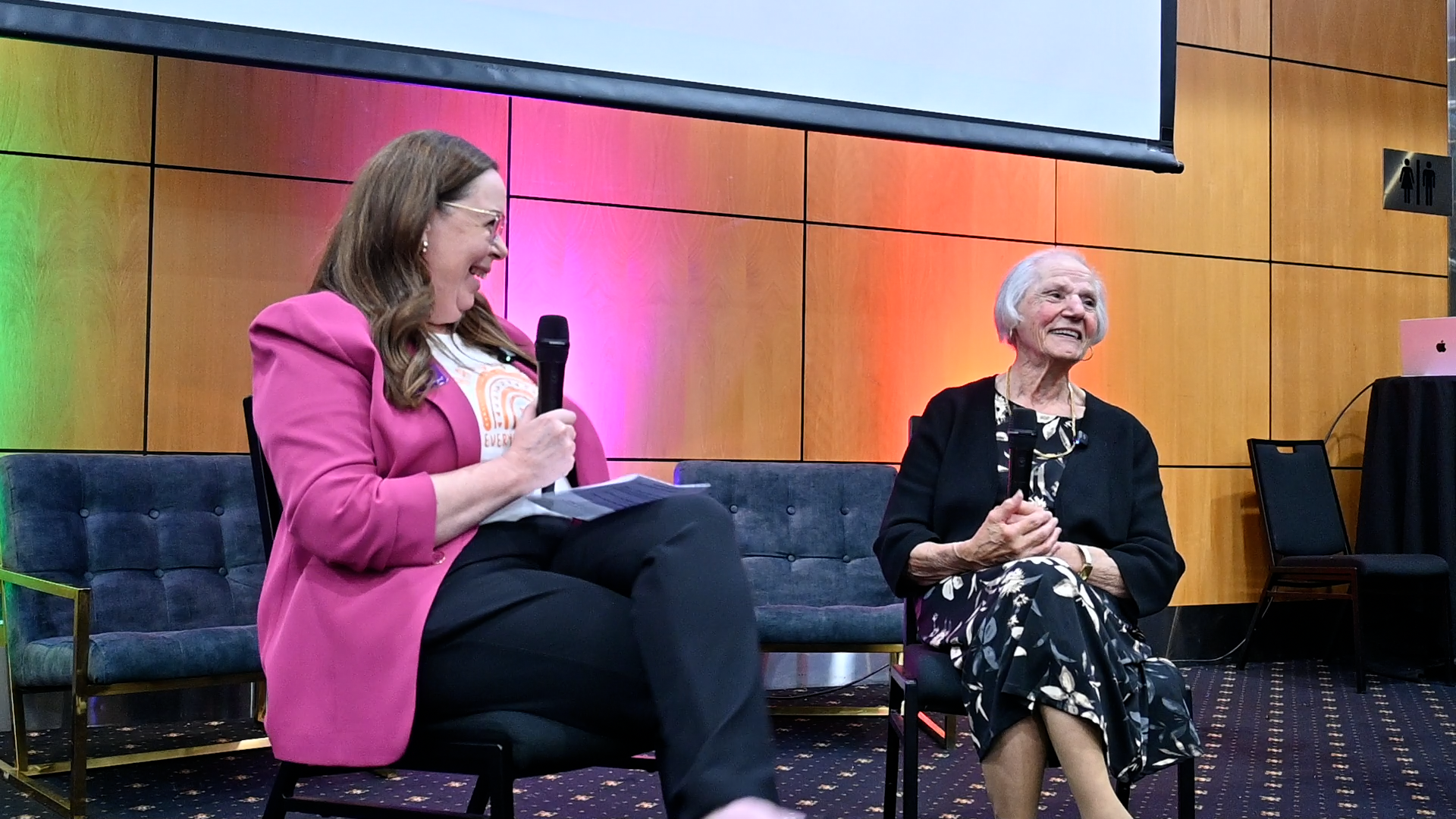 Die Warrigal-Geschäftsführerin Natalie Molloy und die Warrigal-Hughes-Bewohnerin Mary Cachia im Gespräch