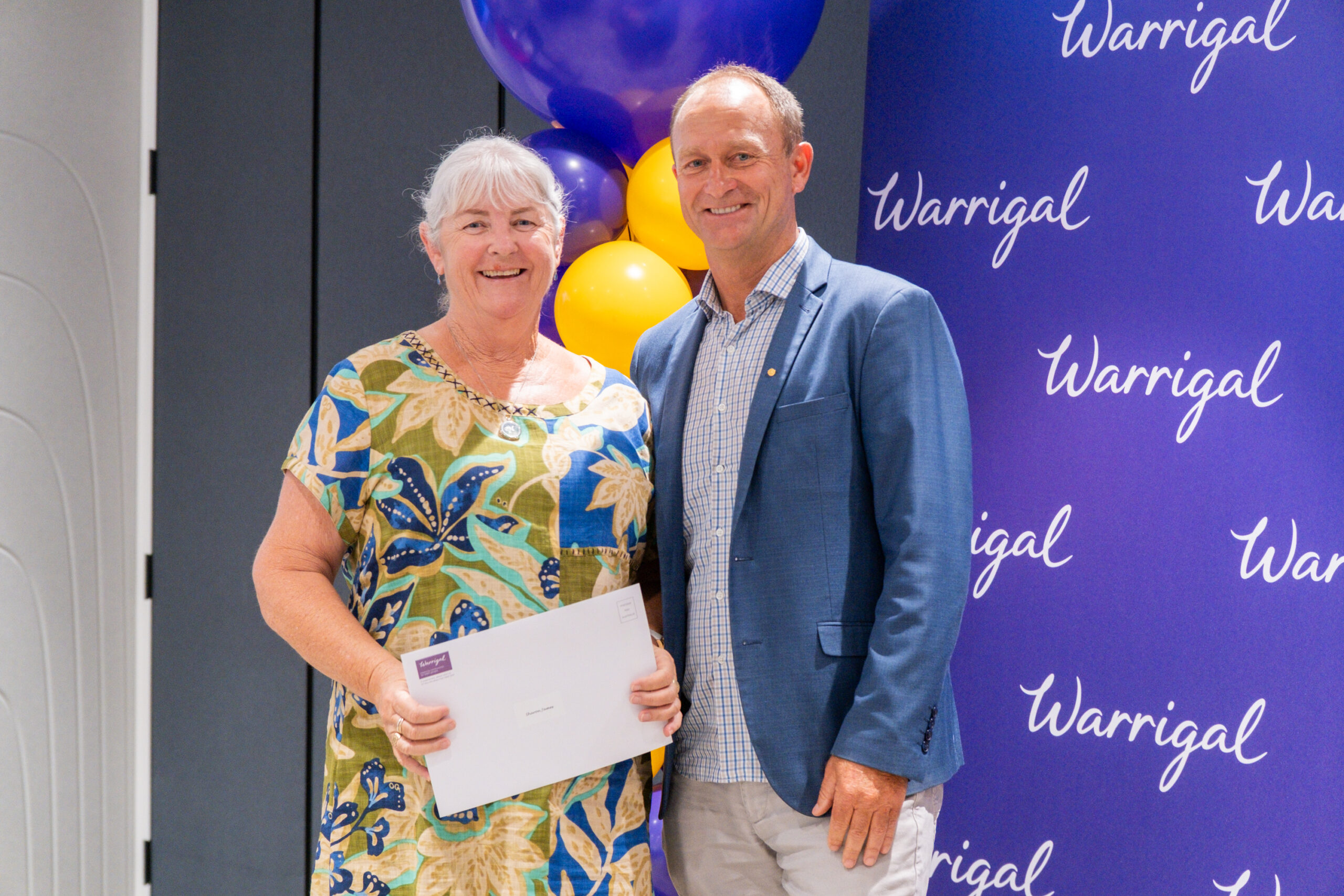 Član pomoćne službe prima zahvalnicu