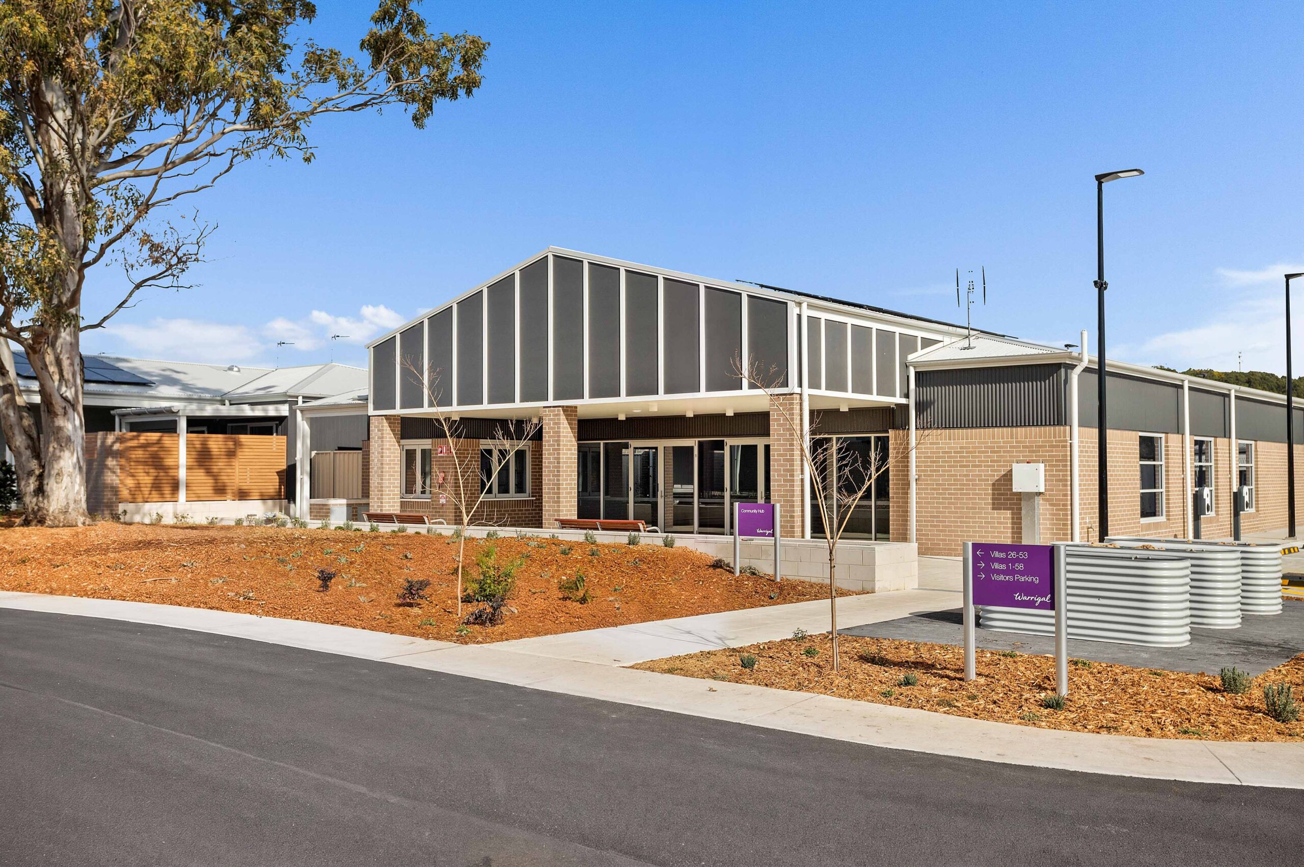 Murija tal-barra taċ-ċentru komunitarju inkluż ġnien komunitarju fir-raħal komunitarju ta' Warrigal Lake South
