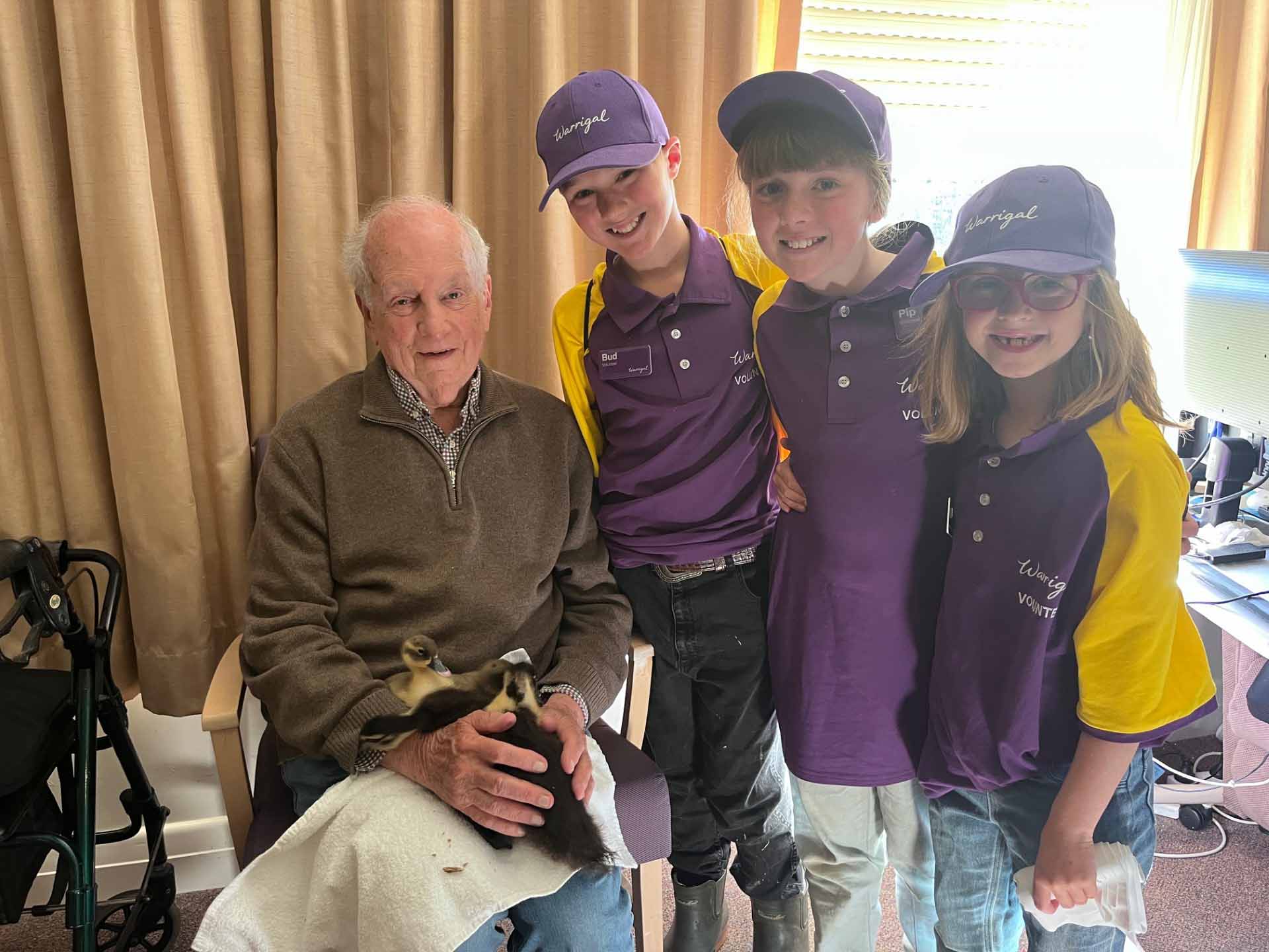 Trois jeunes bénévoles auprès des résidents de Warrigal Bundanoon